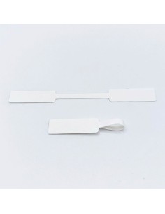 Rollo de etiquetas adhesivas para joyería junto a la muestra de etiqueta en su formato abierto y cerrado 2